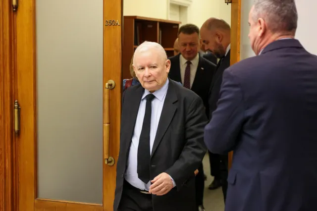 Zakaz trzymania psów na łańcuchach. Prezes PiS zmienia zdanie po wecie Karola Nawrockiego