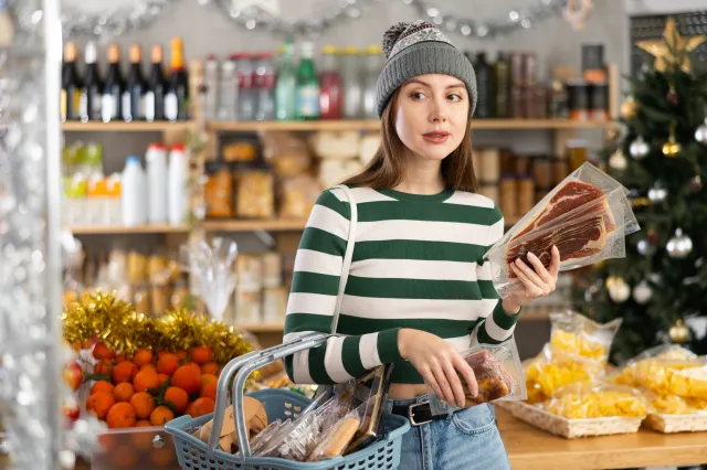 Świąteczne zakupy coraz droższe! Wigilia z wyższym rachunkiem. Koszt koszyka z kluczowymi produktami przebił barierę 100 złotych