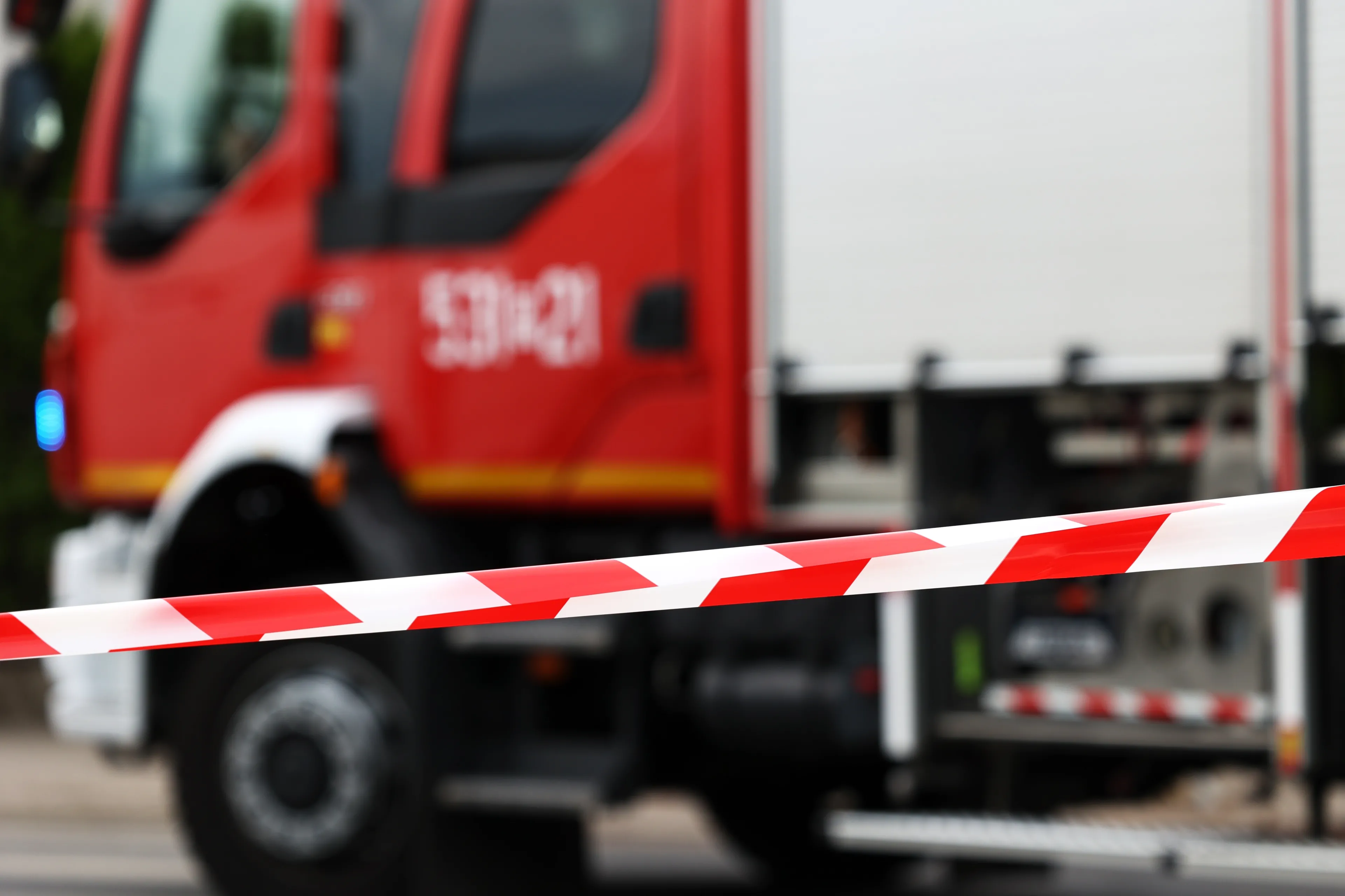 Duży pożar hali z makulaturą w Gdyni. "Kłęby dymu widoczne z Gdańska"