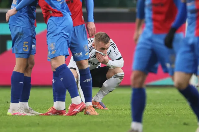Beniaminek zimę spędzi na fotelu lidera Ekstraklasy. Papszun będzie ratował Legię przed spadkiem