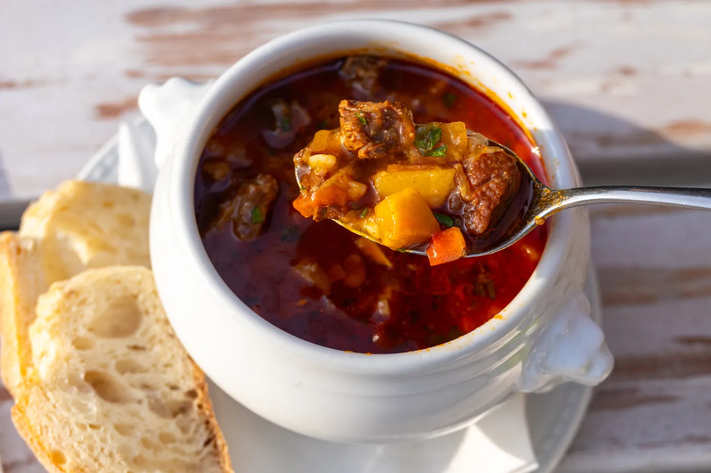 Pyszny obiad na zimowy dzień. Podajemy przepis, Ty gotujesz. Rozgrzewająca gulaszowa