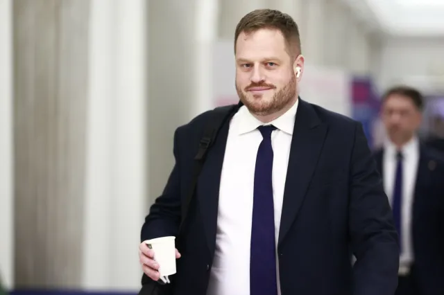 Dziennikarz chciał ubrać polityka w specyficzną czapkę z USA. Afera w studiu TVP Info