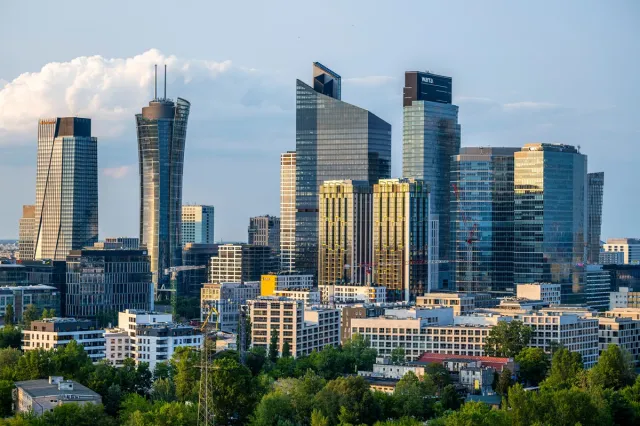 "Geopolityczny szok" uderza w polską gospodarkę. Największy bank tnie prognozy