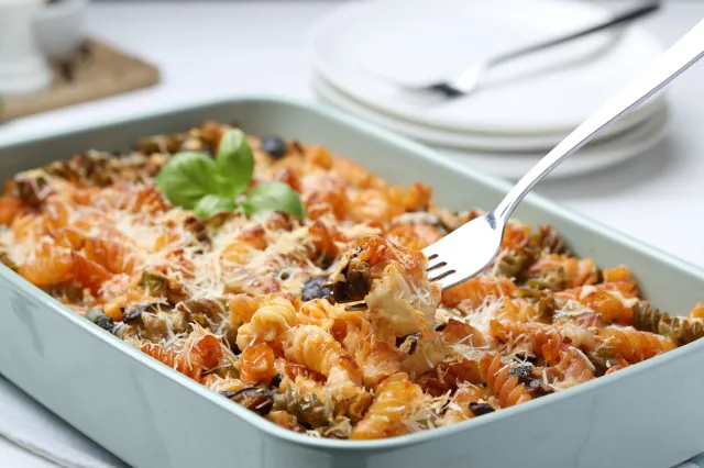 Pyszny obiad na środę. Podajemy przepis, Ty gotujesz. Zapiekanka makaronowa we włoski stylu