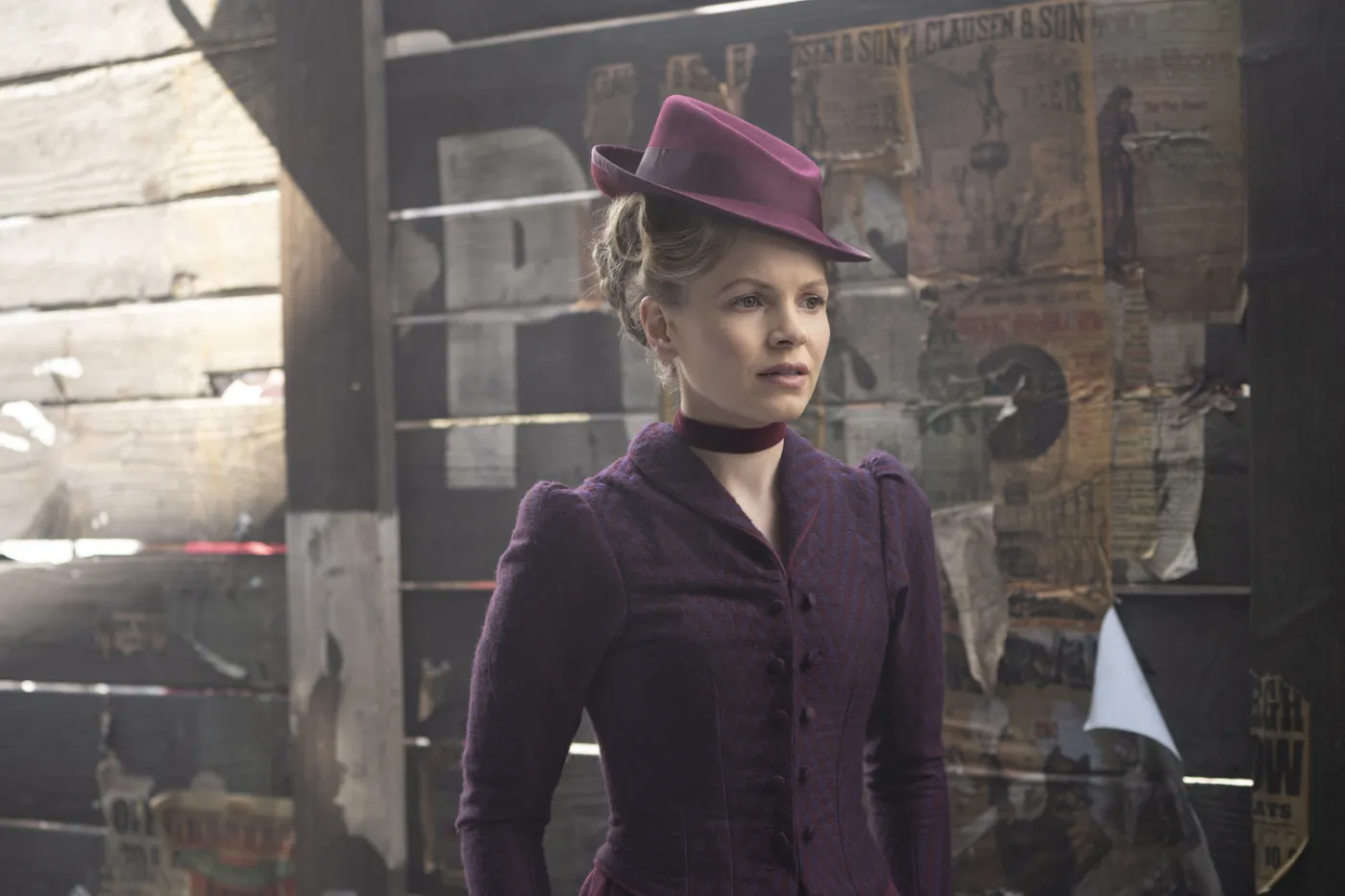 Kate Phillips w serialu "Panna Scarlet i komisarz"