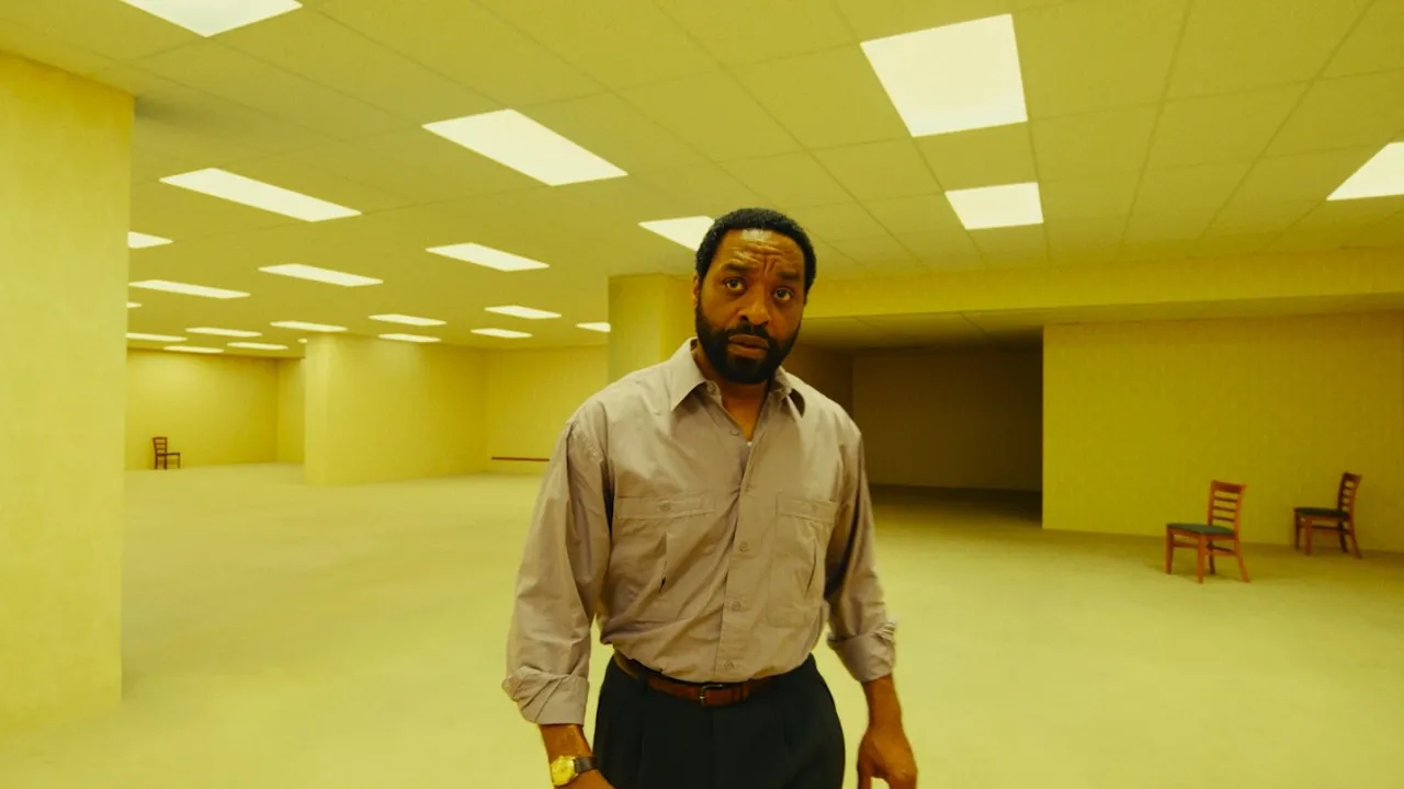 Chiwetel Ejiofor w filmie "Backrooms. Bez wyjścia"
