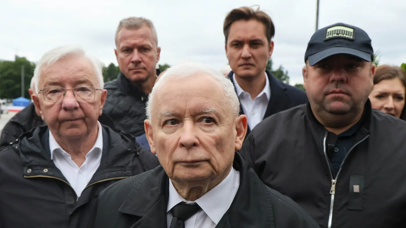 Kaczyński nie mógł złożyć wieńca pod pomnikiem brata. Awantura na miesięcznicy smoleńskiej