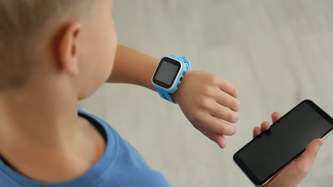 Nowe zasady w podstawówkach. Czy smartwatch też obejmuje zakaz? Kiedy uczeń może użyć telefonu?