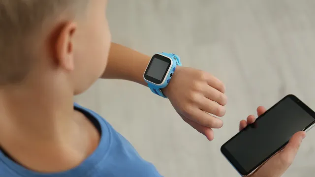 Nowe zasady w podstawówkach. Czy smartwatch też obejmuje zakaz? Kiedy uczeń może użyć telefonu?