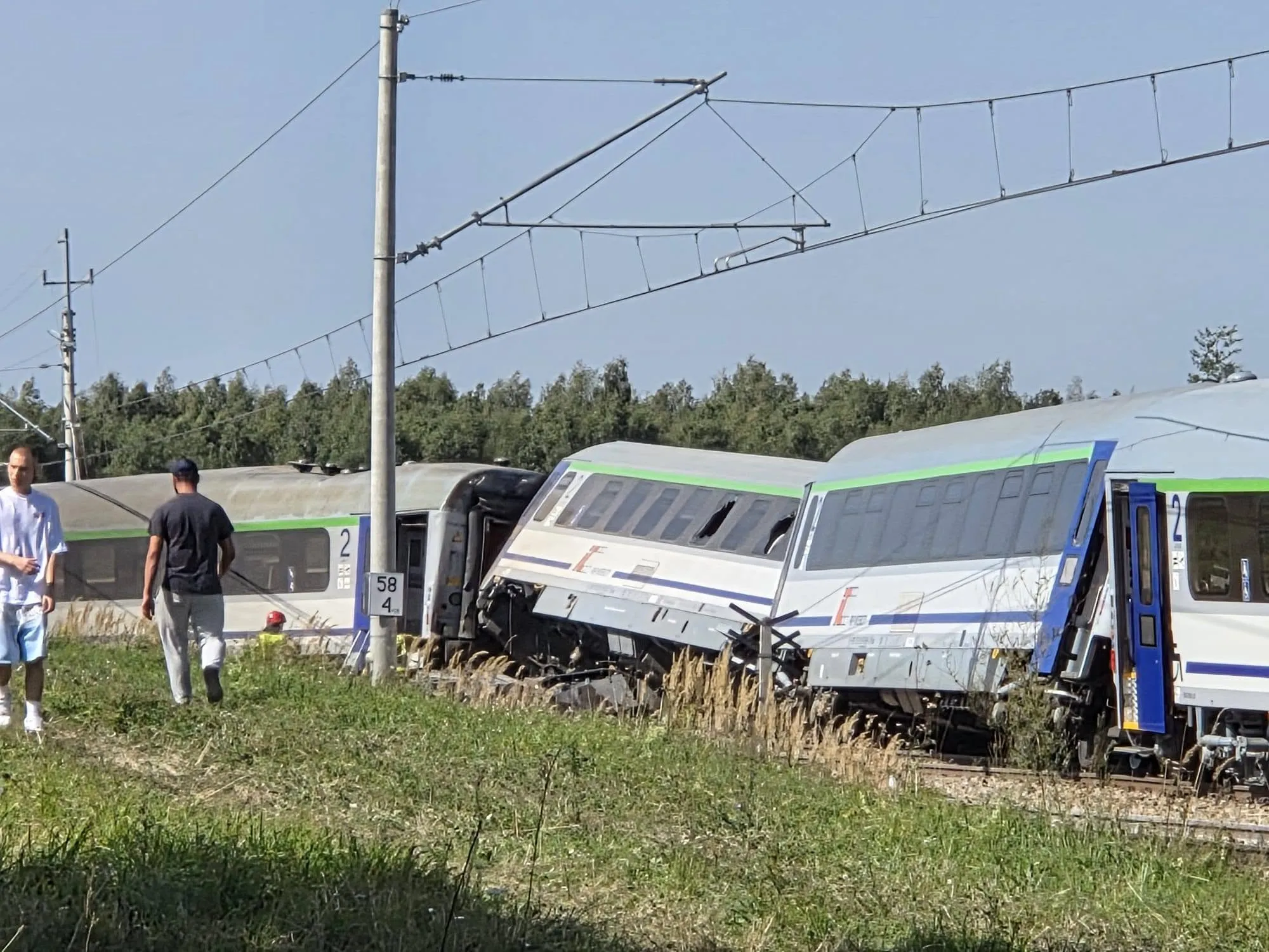 Wypadek na przejeździe kolejowym w Sokolnikach Suchych. Zmarła jedna z czterech najciężej rannych osób