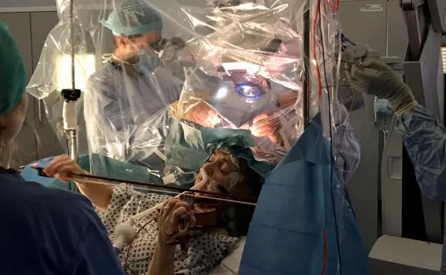 Pacjentka grała na skrzypcach. Podczas operacji