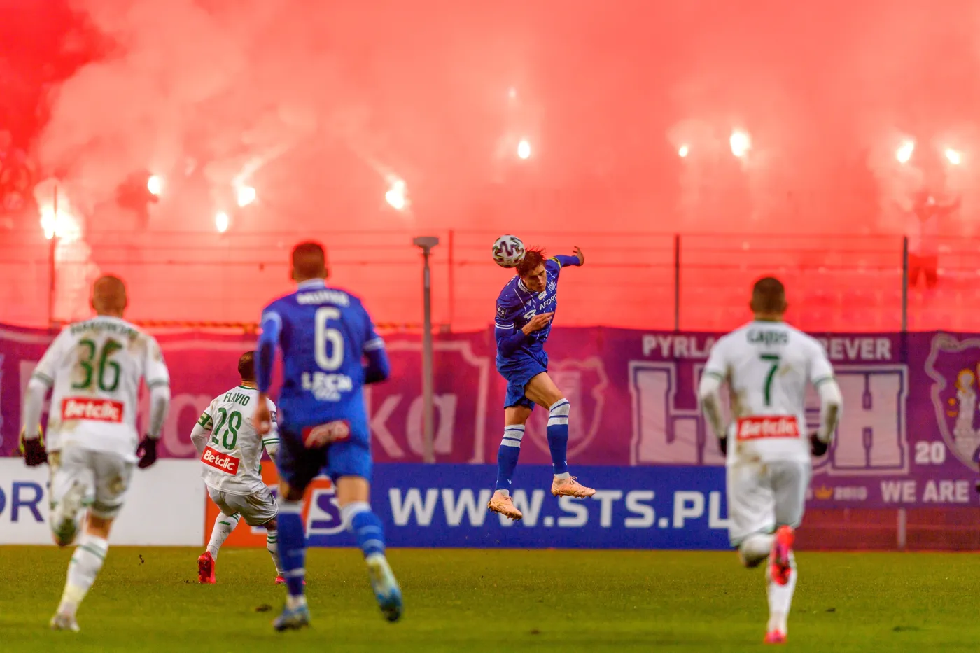 Ekstraklasa: Dużo dymu w Poznaniu. Kuciak w bramce robił cuda [WYNIKI i TABELA]
