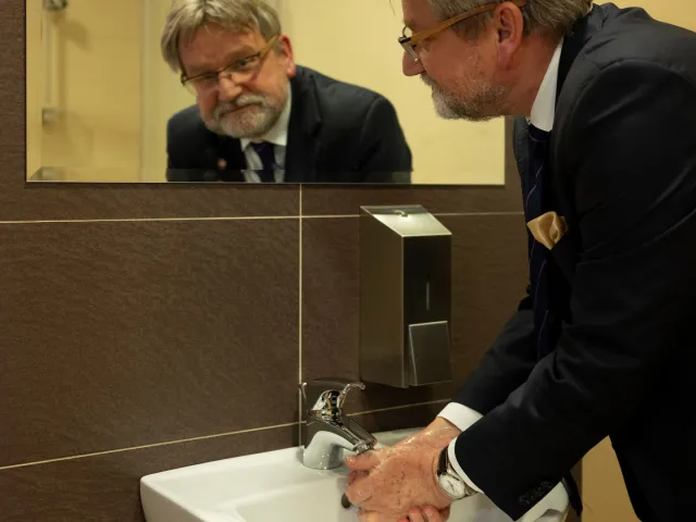 Pinkas: Jestem w piekle. Wielu polityków powinno włożyć sobie lód do majtek