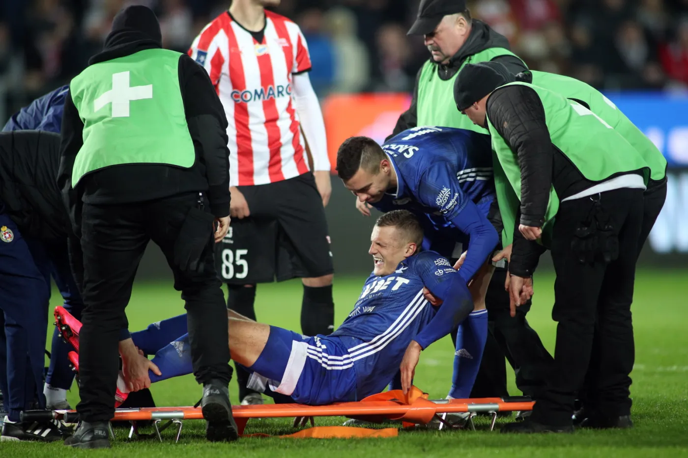 Ekstraklasa: Niepsuj zniesiony na noszach, Cracovia na tarczy. W Krakowie rządzi Wisła!