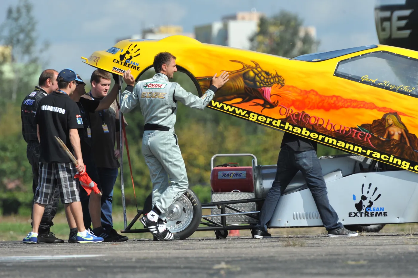 2471714-przygotowania-jet-car-castrol-targi-inter-cars-2011.jpg