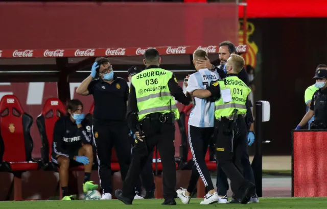 Intruz na meczu Barcelony. Władze ligi chcą go postawić przed sądem