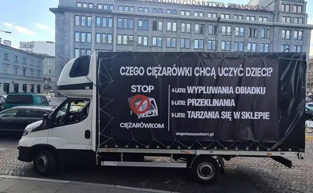 Mocna kpina z "homofobusa". Znany youtuber jeździ po Warszawie oklejoną ciężarówką