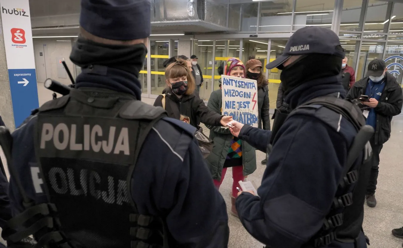 Protest przeciwko nadaniu imienia Romana Dmowskiego warszawskiemu dworcowi. Interweniowała policja