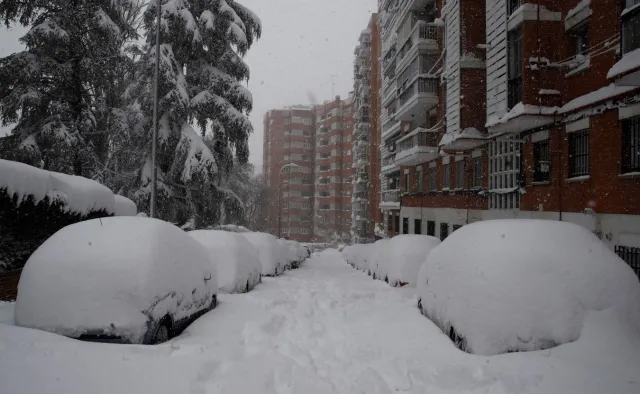 Śnieżyca uwięziła ponad sto osób w galerii handlowej. Ludzie śpią w kartonach