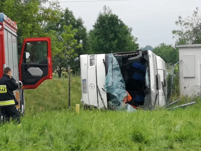 wypadek-pod-opolem-autokar-z-dziecmi-wypadl-z-drogi-37172560.jpg