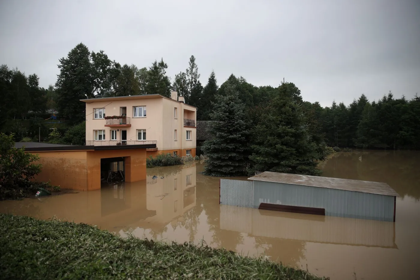 Premier na podtopionych terenach: Na pewno nie będziemy załamywać rąk