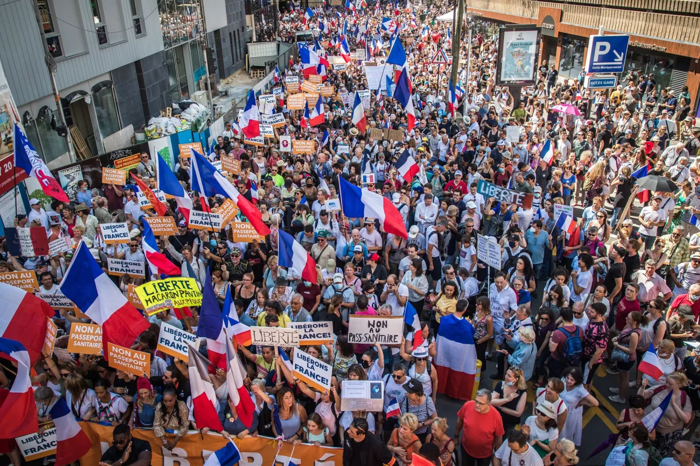 Protesty przeciw przepustkom sanitarnym we Francji. "Macron spadaj"