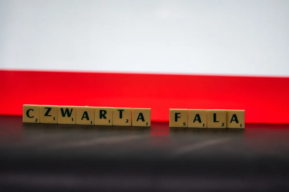 czwarta fala covid pandemia koronawirus polska flaga