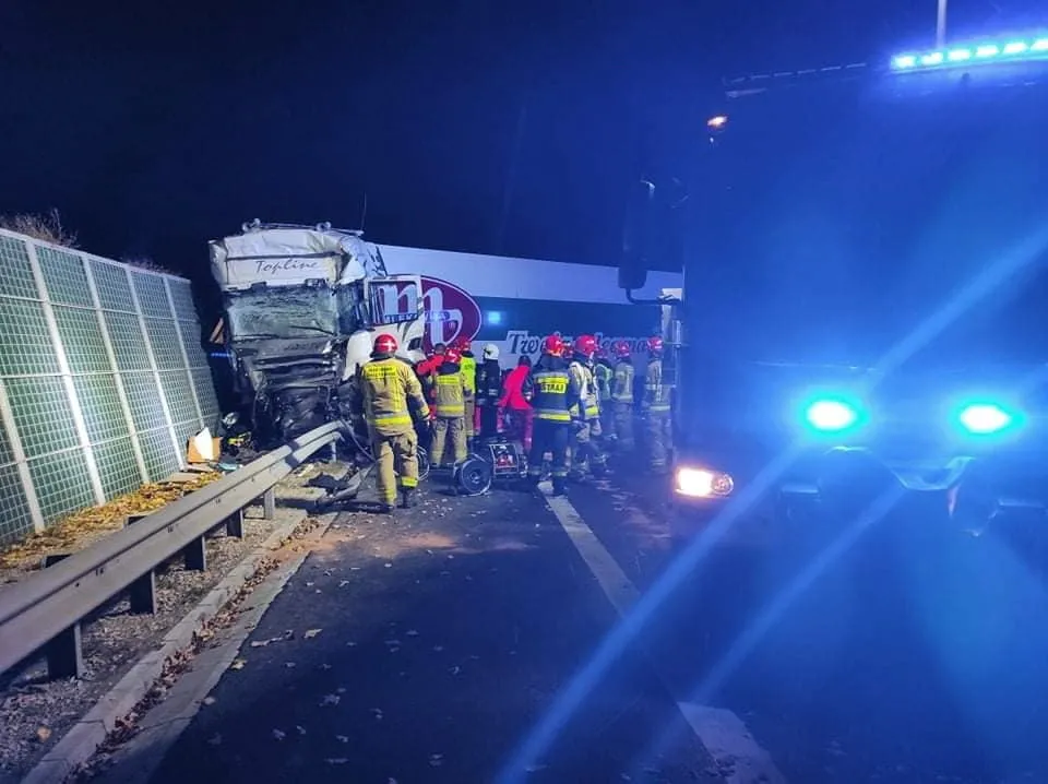 S8 zablokowana po wypadku. Ciężarówka uderzyła w autokar, są ranni