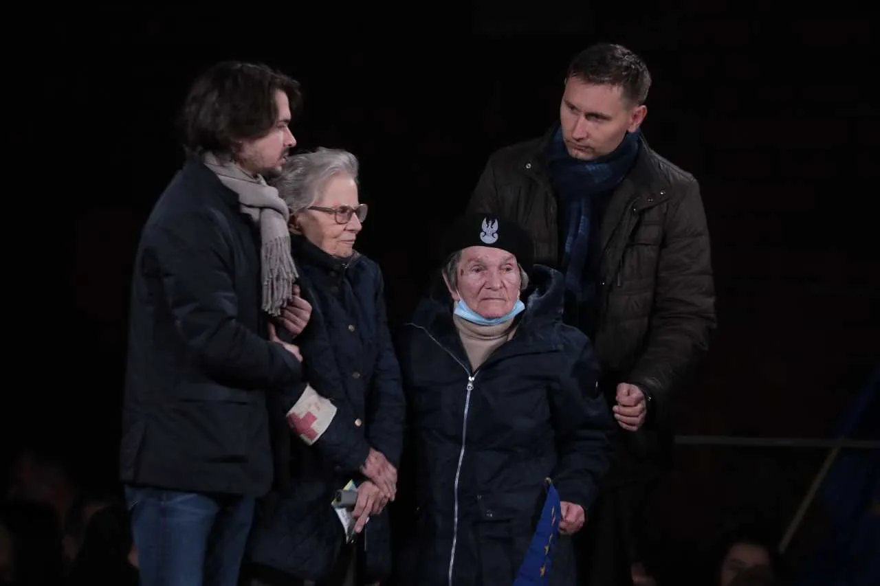 "Przyniósł nam piękne kwiaty. Ale narozrabiałyście, powiedział"