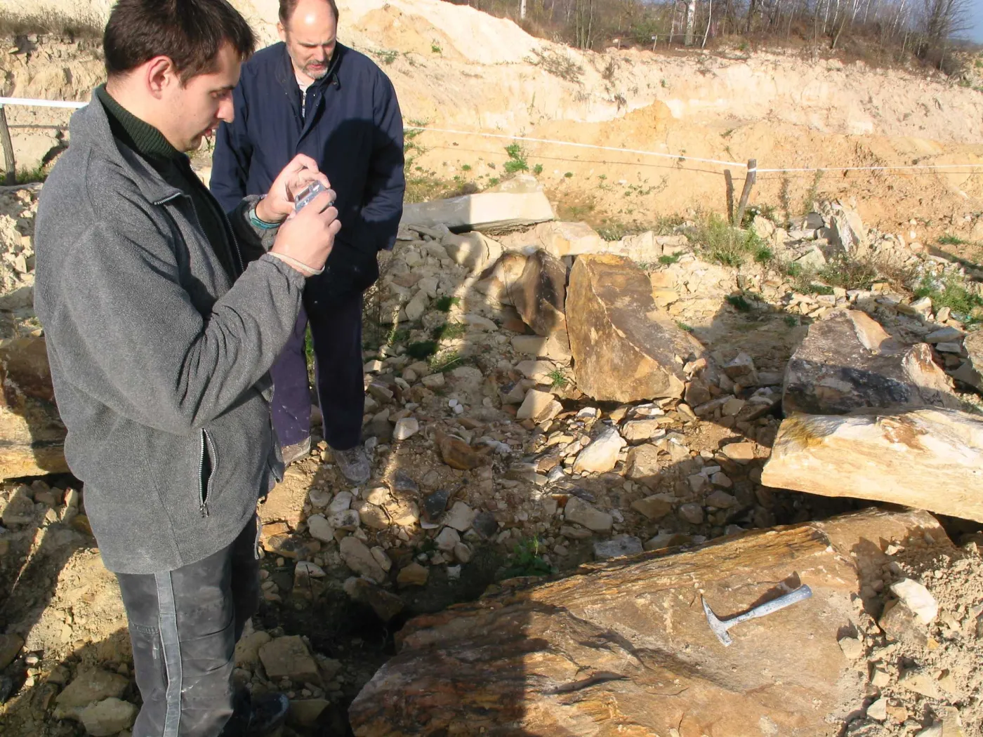 Dwaj uczeni wybrali się na spacer, znaleźli ślady dinozaurów. "To może być największa kolekcja w Europie"