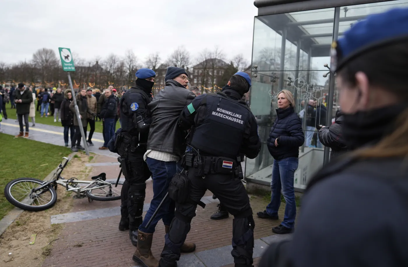 Zamieszki w Amsterdamie. Policja aresztowała 30 przeciwników obostrzeń