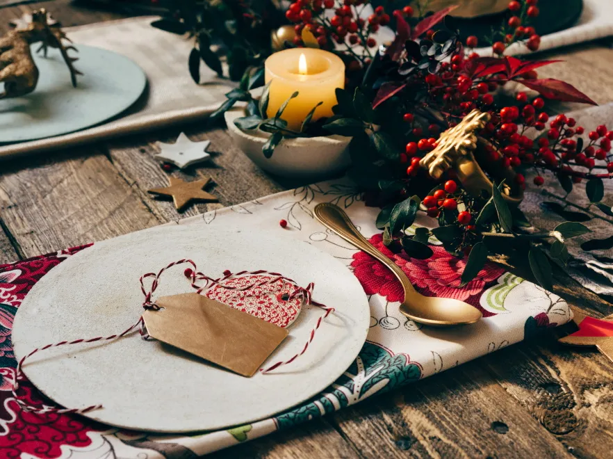 Szał na kwiaty! Oto najmodniejsze dekoracje stołu wigilijnego w tym roku