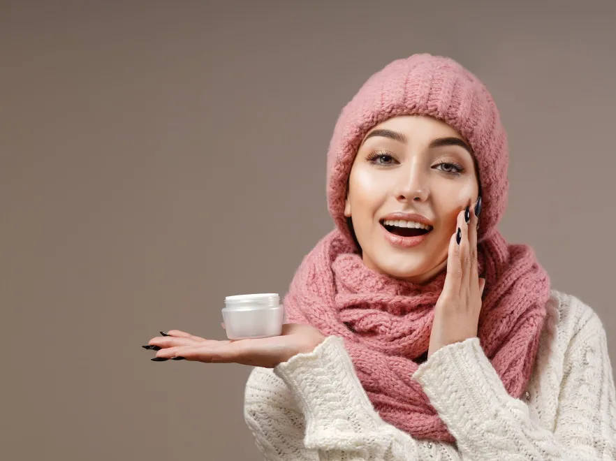 Idealny krem do twarzy na zimę? Dostosuj go do tego, jak i gdzie spędzasz czas