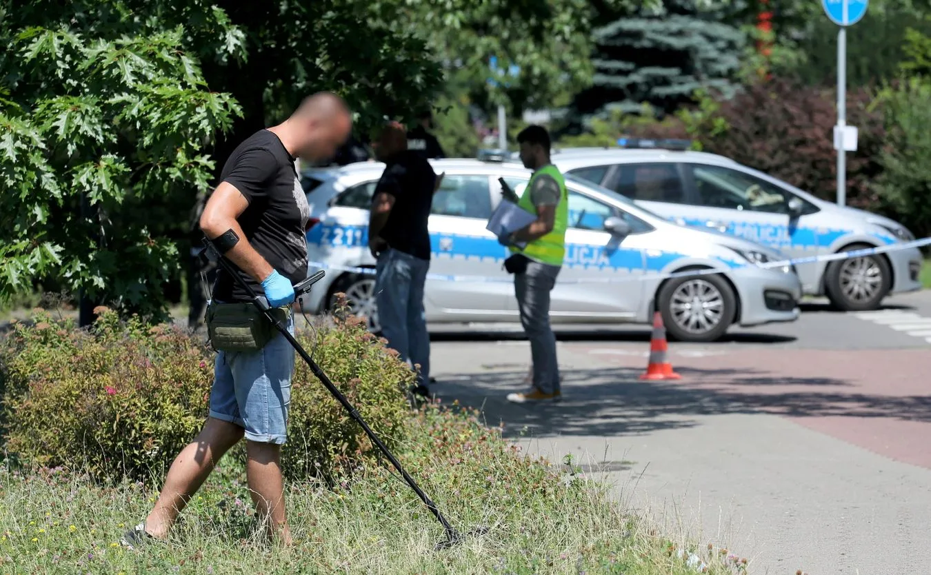 Napad przed bankiem w Warszawie. Trwa pościg