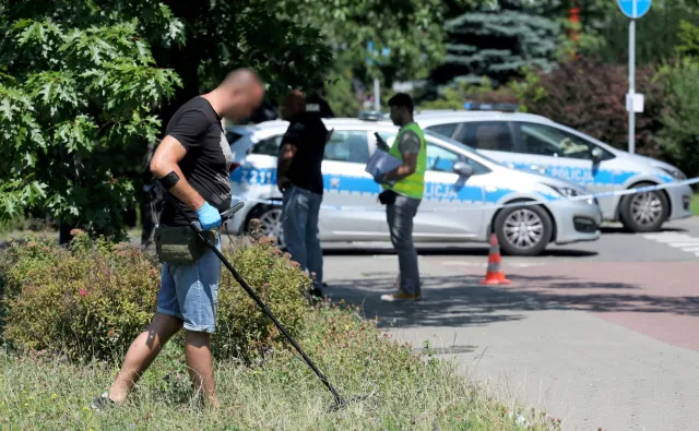 Napad przed bankiem w Warszawie. Trwa pościg