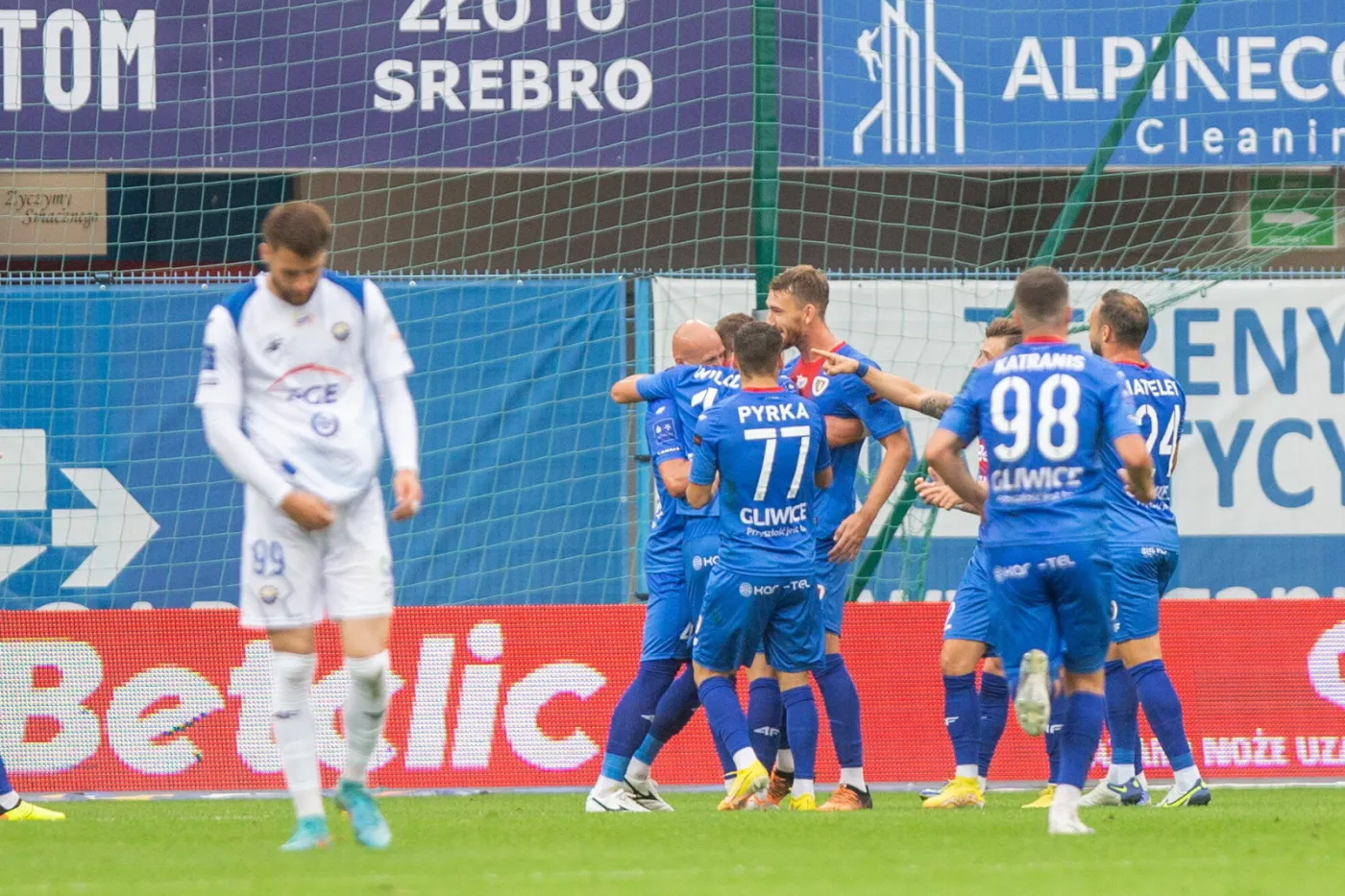 Piast zdemolował Stal. Hat-trick Kamila Wilczka