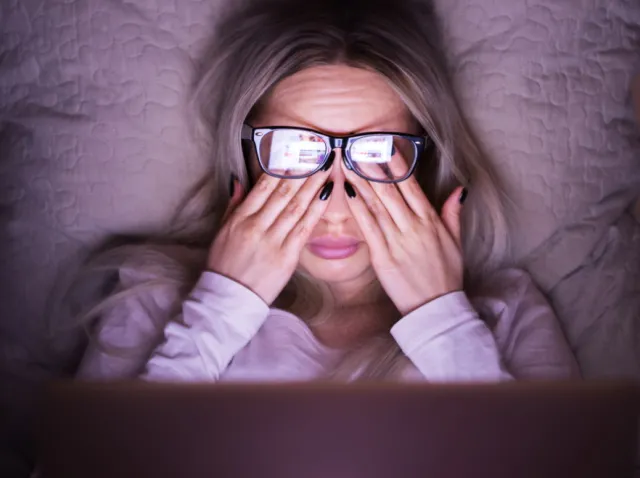 Praca przed ekranem kontra wzrok - jakiego wsparcia można udzielić oczom?