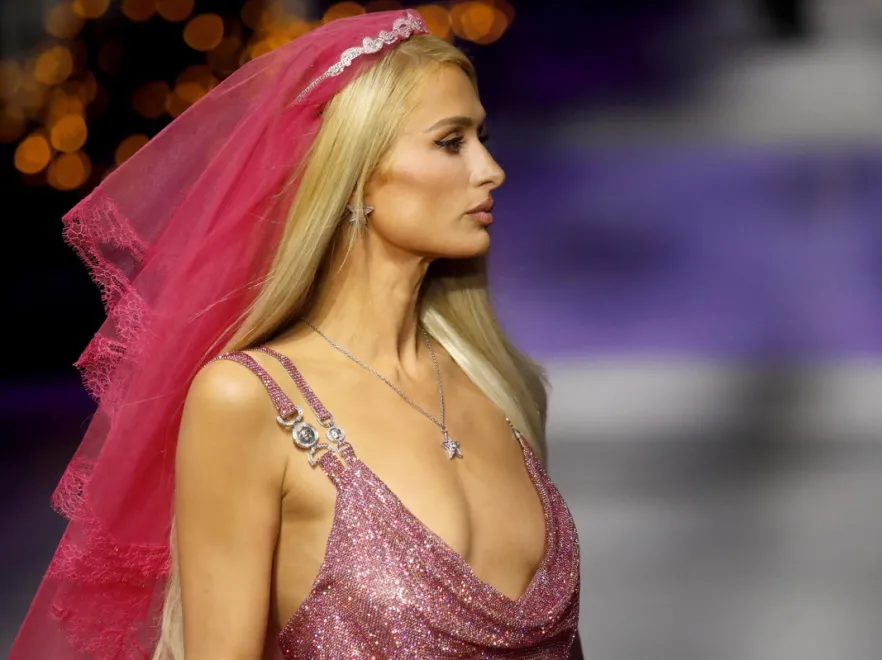 Paris Hilton gwiazdą wybiegu na pokazie Versace. Oczarowała widzów. FOTO