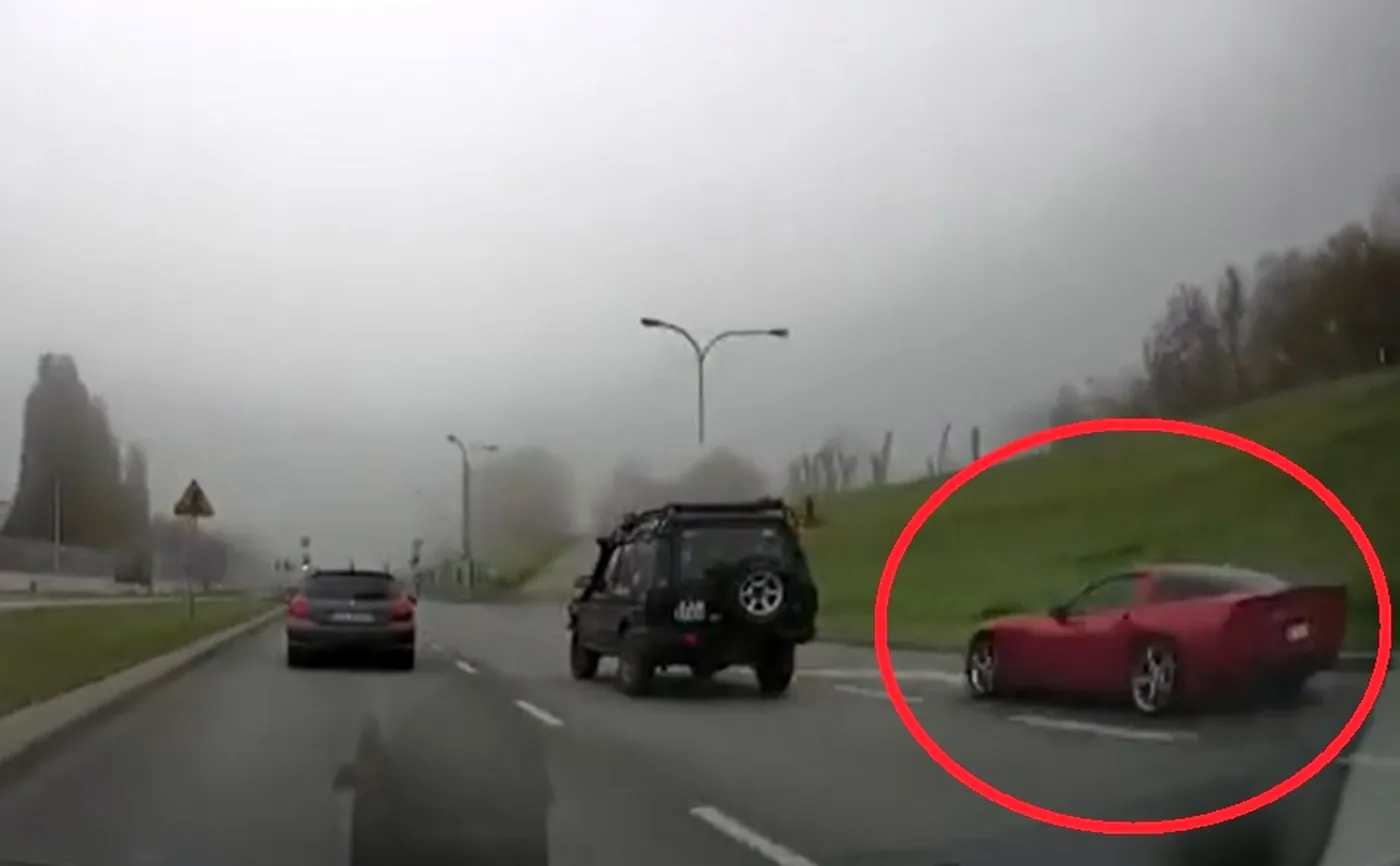 Chevrolet Corvette rozbity o przystanek autobusowy. Mogło dojść do tragedii