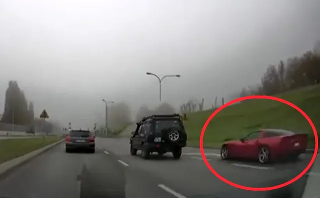 Chevrolet Corvette rozbity o przystanek autobusowy. Mogło dojść do tragedii