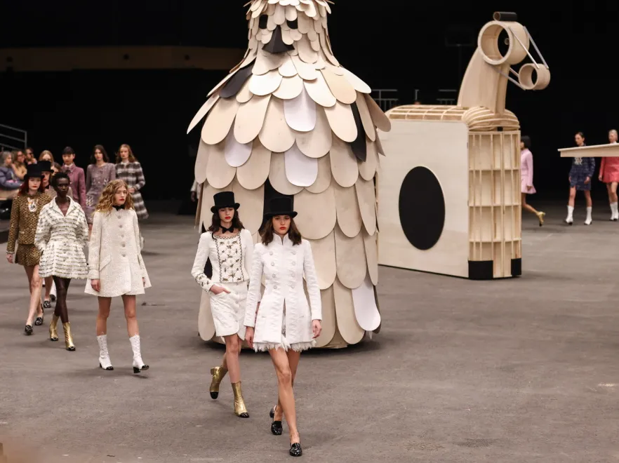 Imponujący pokaz kolekcji Chanel haute couture na sezon wiosna/lato 2023 [FOTO]