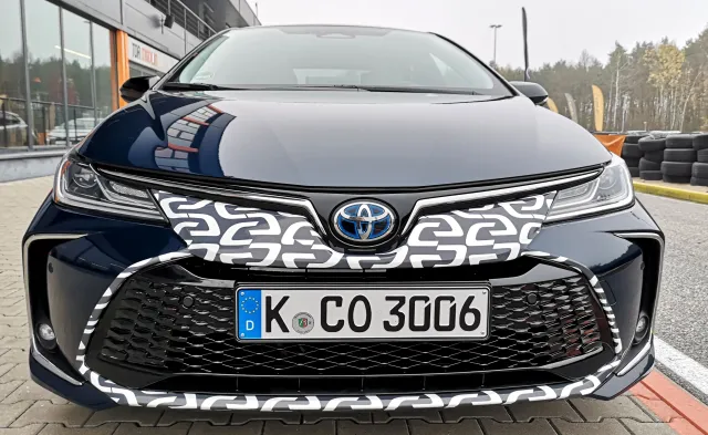 Nowa Corolla 2023 to awans o dwie klasy. Mniej spala, lepiej przyspiesza i ma cyfrowe wnętrze