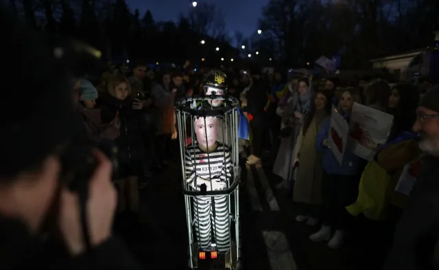 "F... Putin"! Demonstracje w kilku miastach Polski. W Warszawie - przed ambasadą Rosji