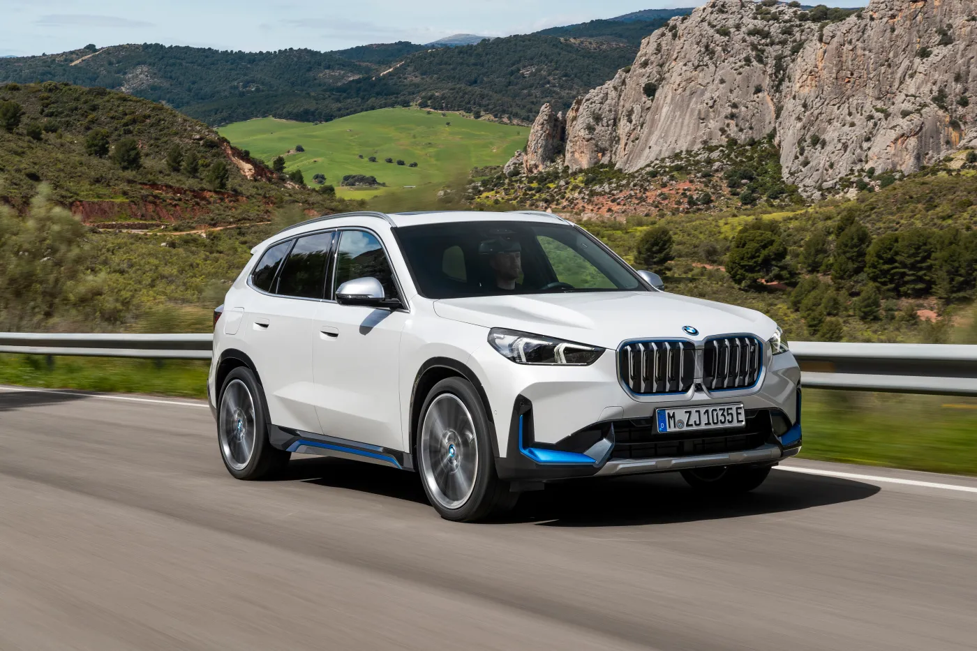 bmw-ix1-ma-naped-na-cztery-kola-i-az-313-koni-mocy-37478735.jpg