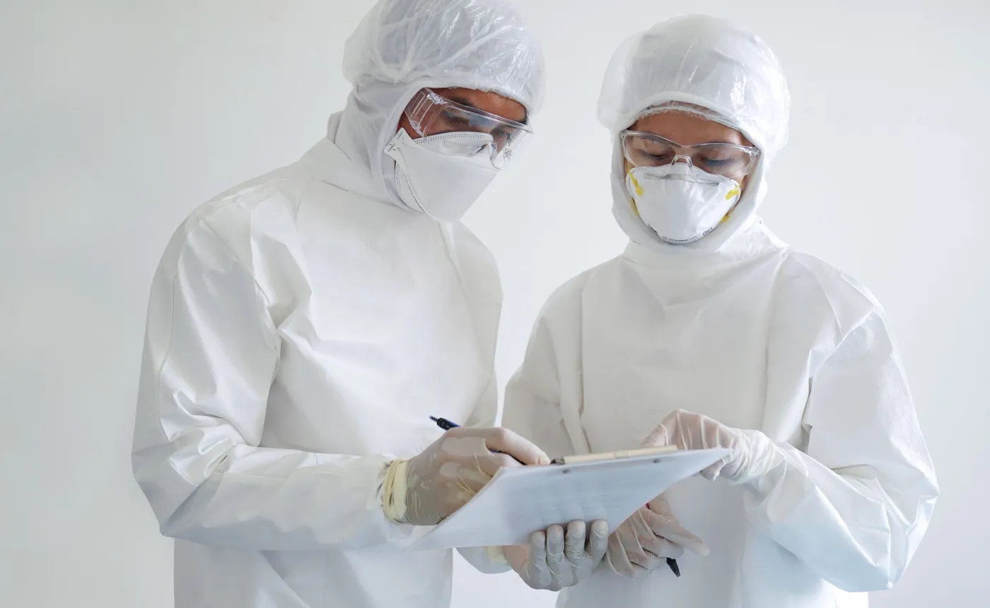 Lekarze w kombinezonach ochronnych, pandemia COVID-19