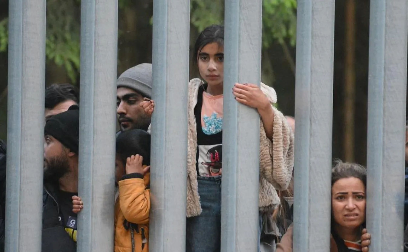 "Białych chrześcijan SG wpuszcza". Ochojska, Sterczewski i burza na Twitterze