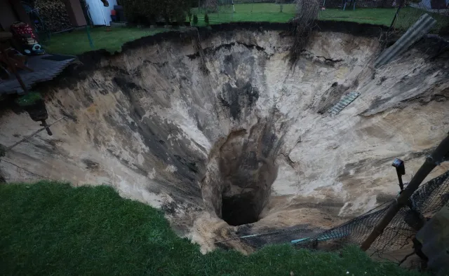 Kolejne zapadlisko w Trzebini. "Część pojazdu utknęła w ziemi"