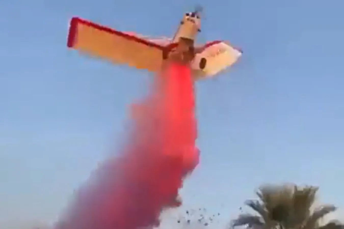 Szokujący wypadek. Samolot wypuścił różowy dym. Po chwili się rozbił