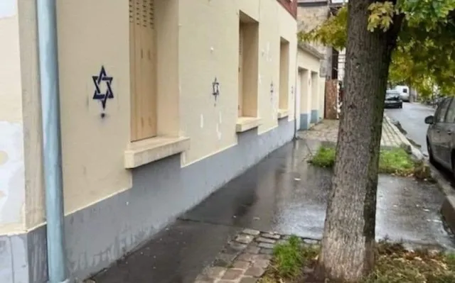 "La Stampa": Za gwiazdami Dawida wymalowanymi na murach Paryża stoją Rosjanie