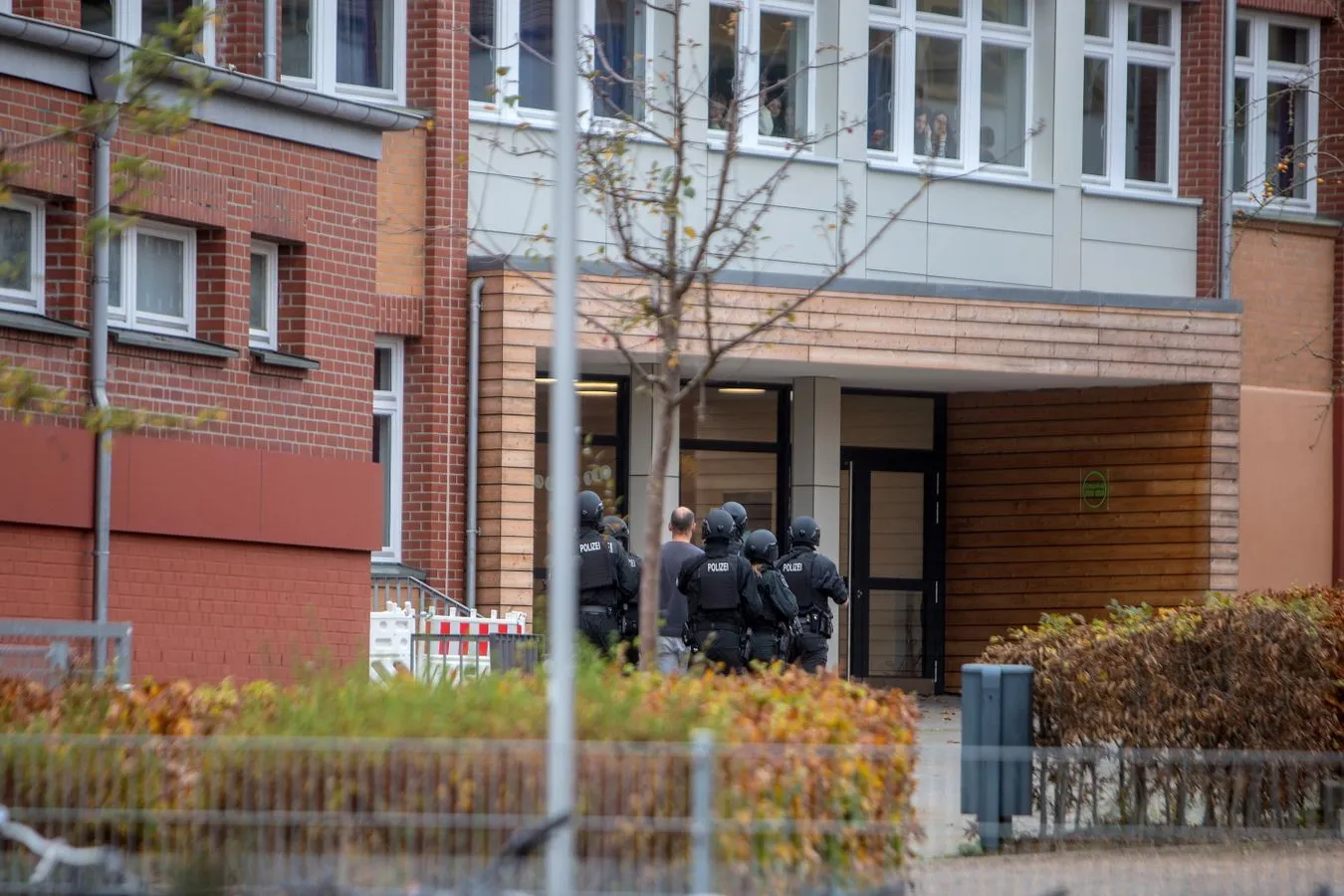 Hamburg. Akcje policji w szkołach. Uczniowie grozili bronią